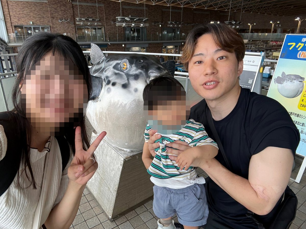 息子を抱いて。家族と出かけた日（家族の顔はぼかしています）