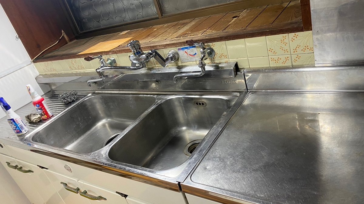 片野西の戸建て。買い取ったときの台所