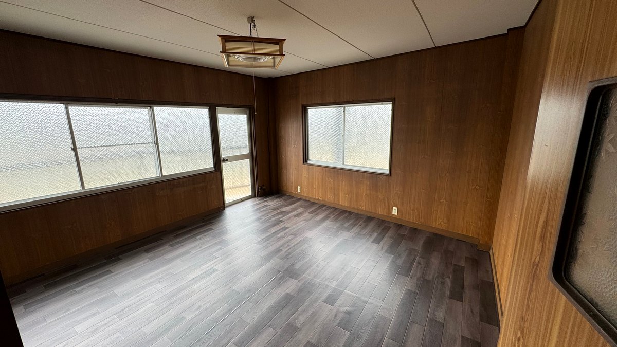 床と壁を直したあとの柳井の戸建て