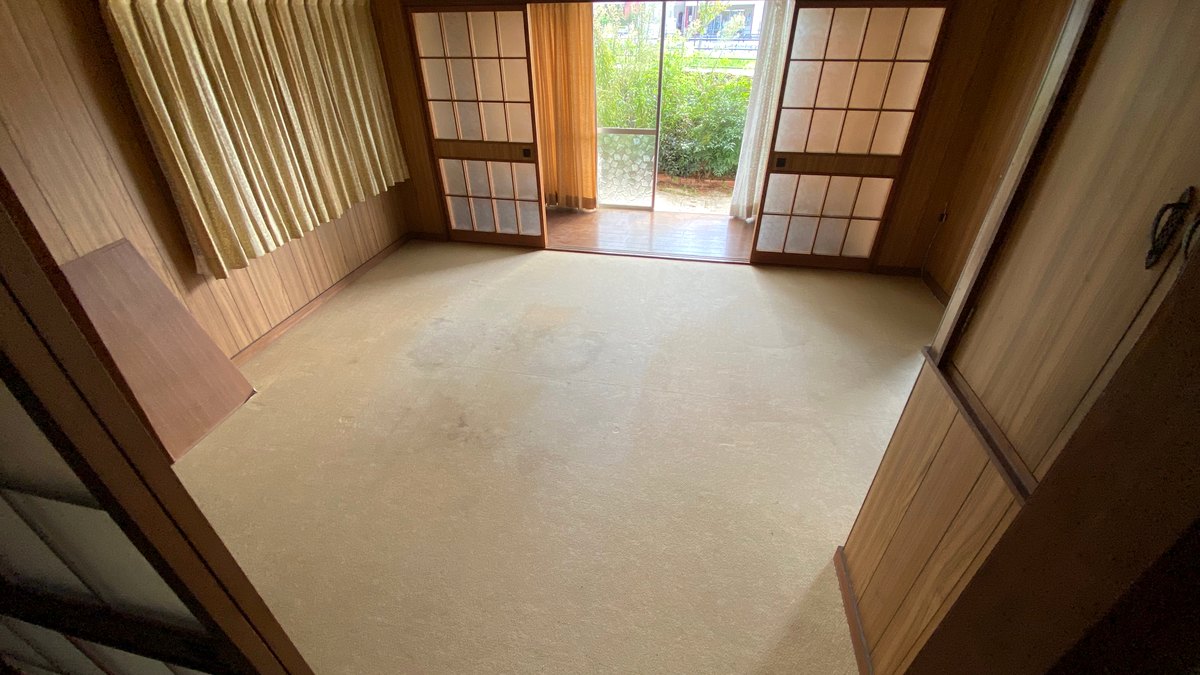 天井にしみが広がった、直す前の部屋
