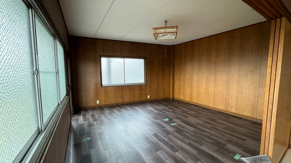 買い取った直後の柳井の戸建て。畳と壁を直す前