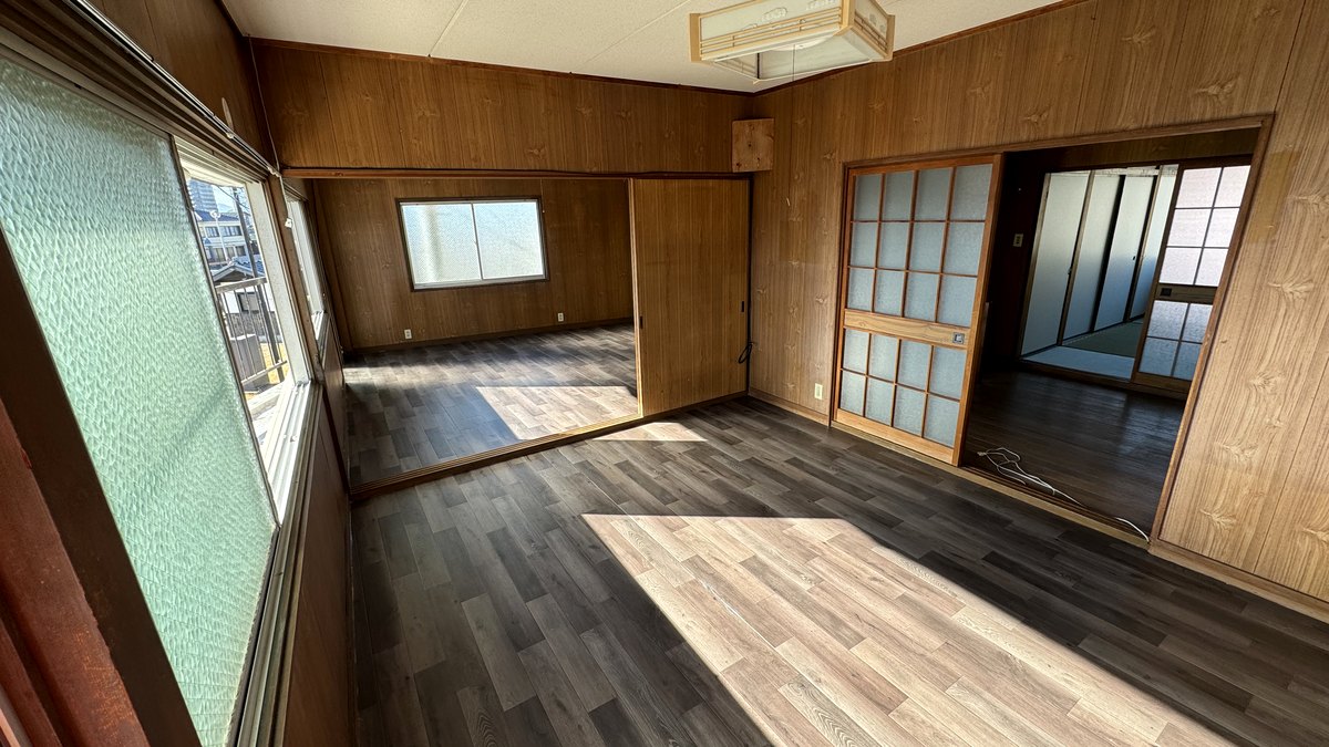 柳井津の戸建て。床を張り替えたあとの居間